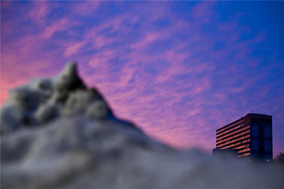 Schnee liegt am Morgen vor einem Berliner Hochhaus. Sebastian Gollnow/dpa