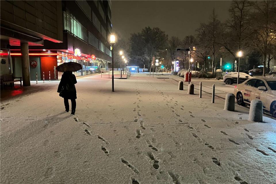 Schnee liegt am frühen Morgen in Hamburg.Sebastian Engel/dpa-Zentralbild/dpa