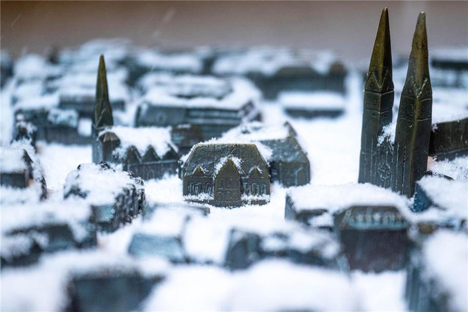 Schnee liegt auf dem für blinde Besucher gefertigten Tastmodell der Bremer Altstadt.Sina Schuldt/dpa