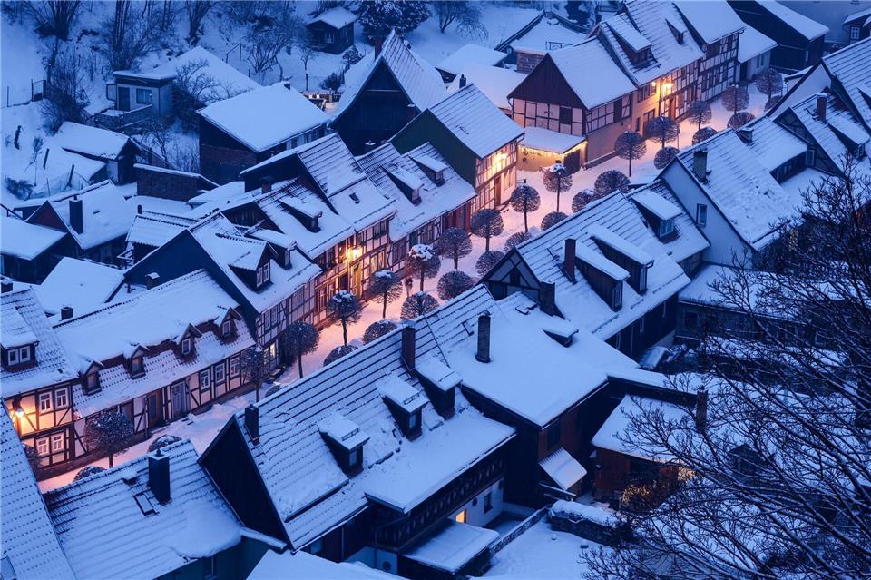 Schnee liegt auf den Dächern des Fachwerkstädtchens Stolberg im Südharz.Jan Woitas/dpa