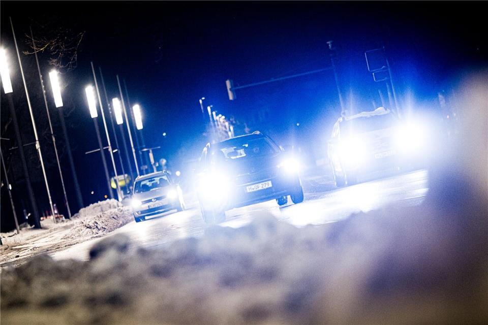 Schnee säumt den Straßenrand im Verkehr von Hannover.Moritz Frankenberg/dpa