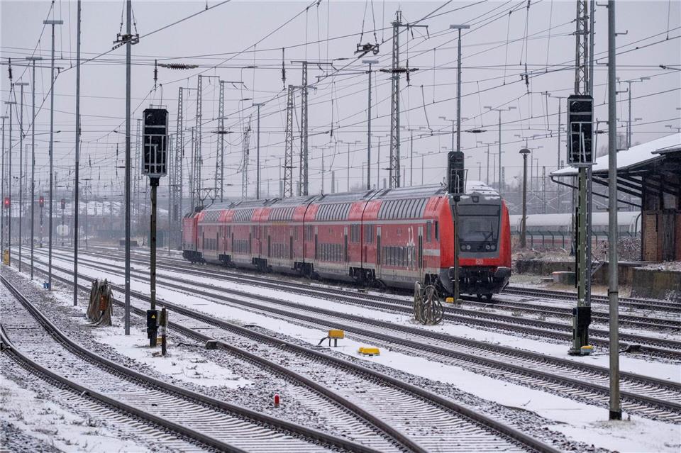 Schnee und Eis haben der Bahn zu schaffen gemacht.Stefan Sauer/dpa