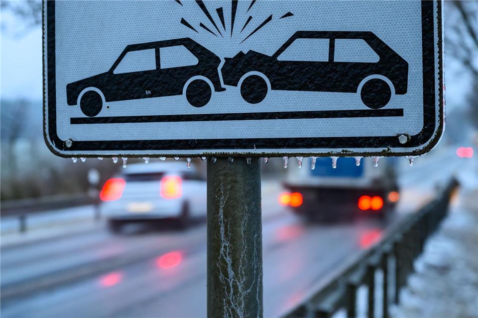 Schnee und Eis haben in Brandenburg für Probleme im Morgenverkehr gesorgt.Patrick Pleul/dpa