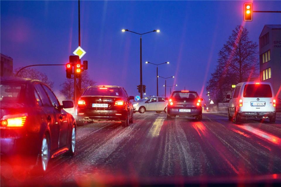 Schnee und Eis haben in Brandenburg für Probleme im Verkehr gesorgt.Patrick Pleul/dpa