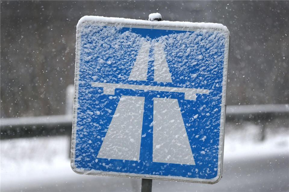 Schnee und Eis legen den Verkehr rund um Wiesbaden lahm. (Symbolbild)David Young/dpa