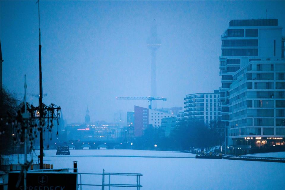 Schnee und Eis liegen auf der Spree.Carsten Koall/dpa
