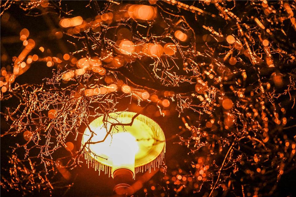 Schnee und Eis zum WochenstartJens Kalaene/dpa