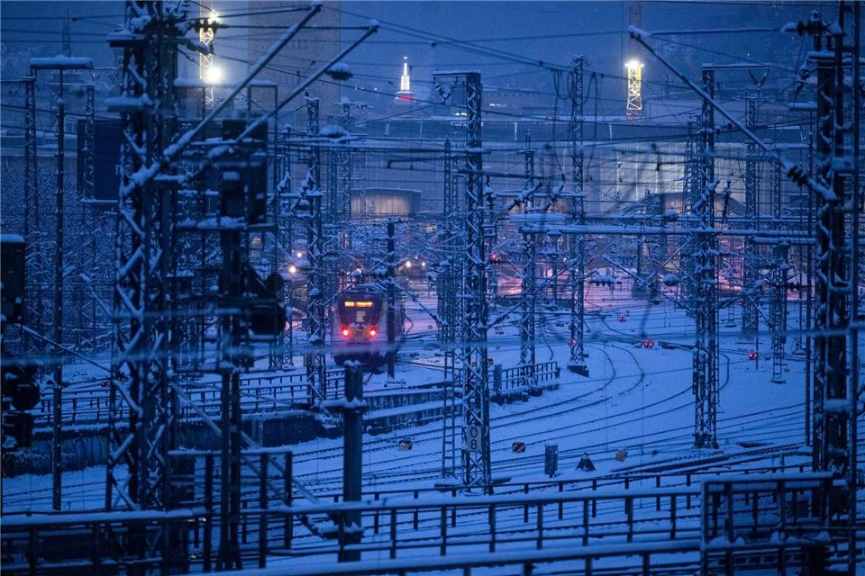 Schnee und Eis zum WochenstartMarijan Murat/dpa