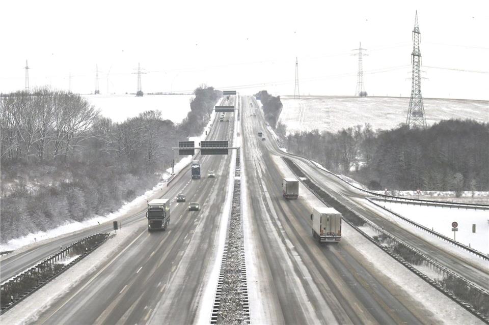 Schnee und Eisglätte haben zum Wochenstart nicht nur Lastwagenfahrern einiges abverlangt.Martin Schutt/dpa