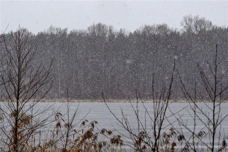Schnee und Frost prägen das Wochenende in Berlin und Brandenburg – vielerorts sind Straßen und Wege winterlich glatt.Patrick Pleul/dpa