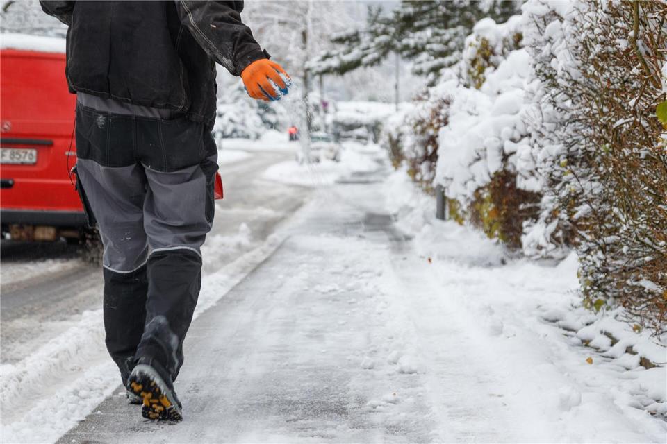 Schnee und Glätte auf Gehwegen verpflichten Eigentümer und oft auch Mieter zum Räumen und Streuen.picture alliance/dpa