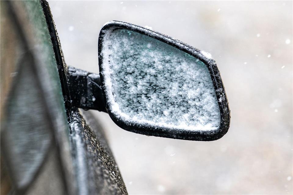 Schnee und Glätte beeinträchtigten auch die Autofahrer im Freistaat.Armin Weigel/dpa