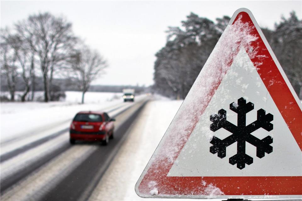 Schnee und Glätte führen zu zahlreichen Unfällen. (Symbolbild)Jan Woitas/dpa