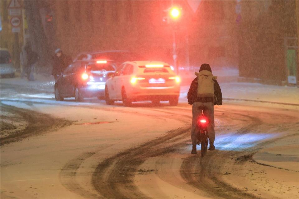 Schnee und Glätte haben am Freitag zu zahlreichen Unfällen auf Sachsens Straßen geführt.Jan Woitas/dpa