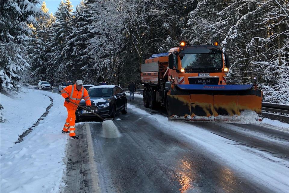 Schnee und Glätte können für schwierige Bedingungen im Straßenverkehr sorgen. (Archivbild)Ute Wessels/dpa