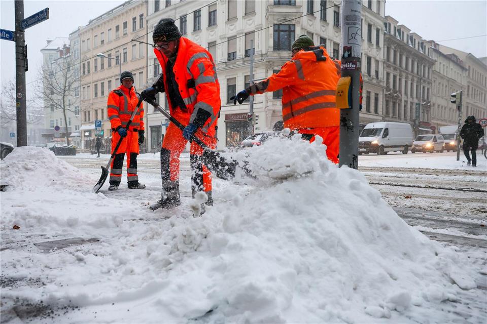 Schnee und Glätte verursachen am Freitag in Sachsen schwierige Straßenverhältnisse. So wie hier an einer Kreuzung in Leipzig.Jan Woitas/dpa
