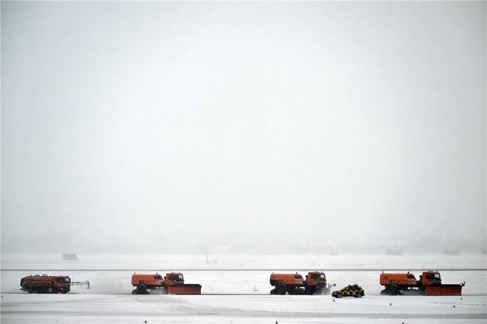 Schnee und Glatteis haben NRW fest im Griff.Federico Gambarini/dpa