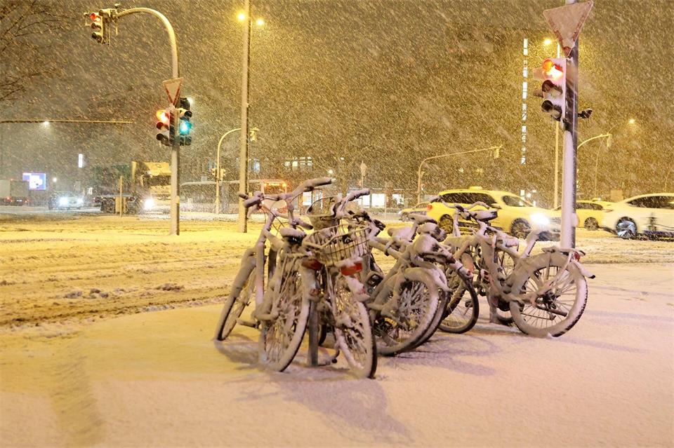 Schnee und Regen dürften dazu beigetragen haben, dass im ersten Halbjahr 2026 weniger Radfahrer in Hamburg unterwegs waren. (Archivbild) Bodo Marks/dpa