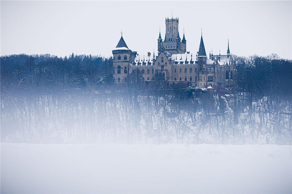 Schnee und gefrierender Regen: Das Wetter in Niedersachsen bleibt winterlich.Moritz Frankenberg/dpa