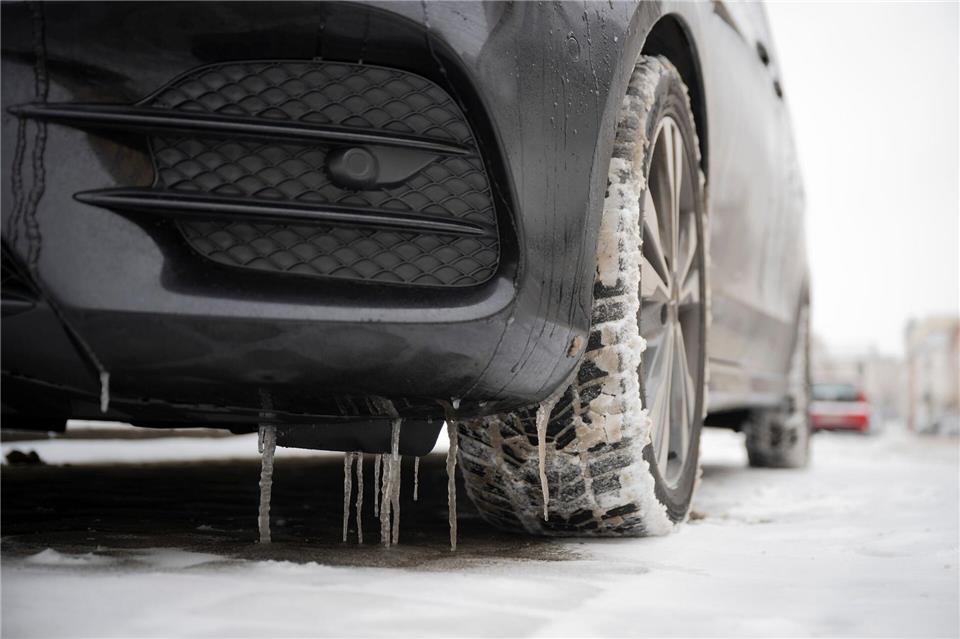 Schnee und teils auch Regen sorgen für Glätte auf den Straßen von MV.Philip Dulian/dpa