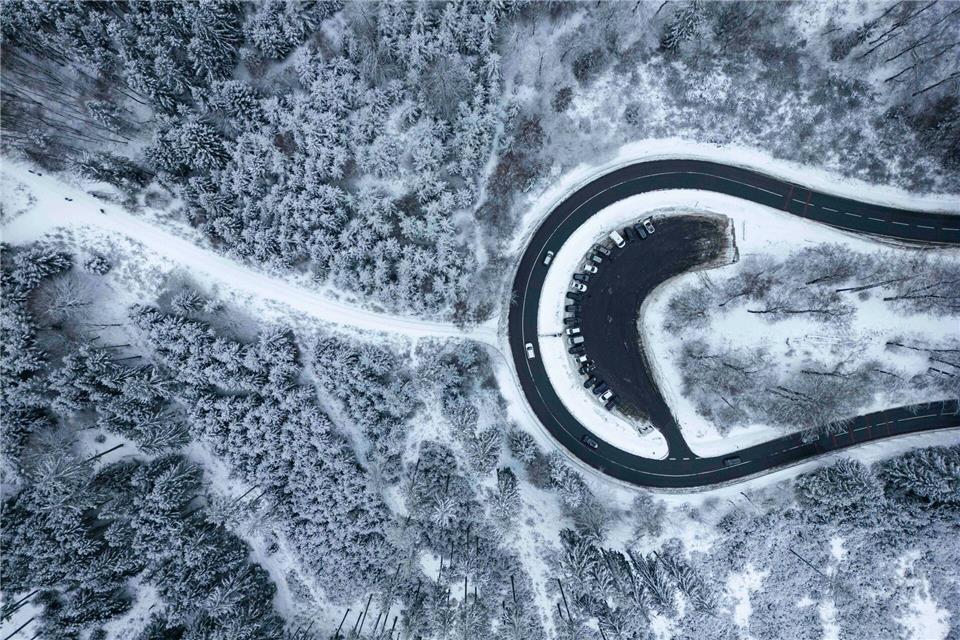 Schneebedeckte Bäume am Feldberg im Taunus bieten eine schöne Kulisse für einen Winterspaziergang.Boris Roessler/dpa