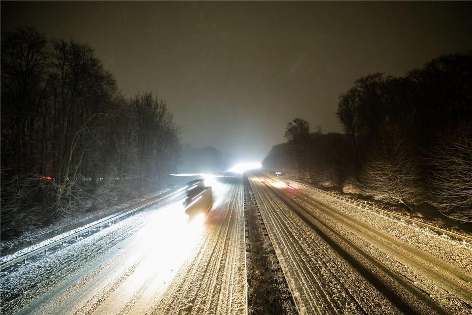 Schneebedeckte Fahrbahn auf der Autobahn: Die A2 bei Porta Westfalica.Christoph Reichwein/dpa
