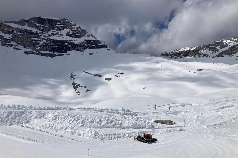 Schneedepots sollen den Start in die neue Wintersport-Saison erleichtern.Sabine Dobel/dpa