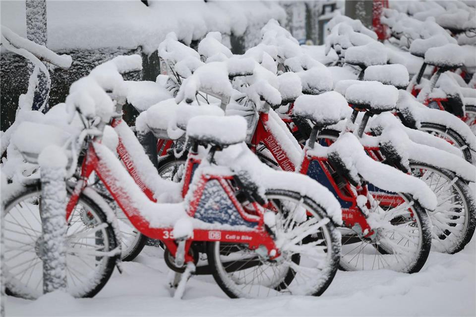 Schneefall, Dauerfrost und stürmischer Wind sorgen für ein außergewöhnliches Winterwochenende in Hamburg.Christian Charisius/dpa