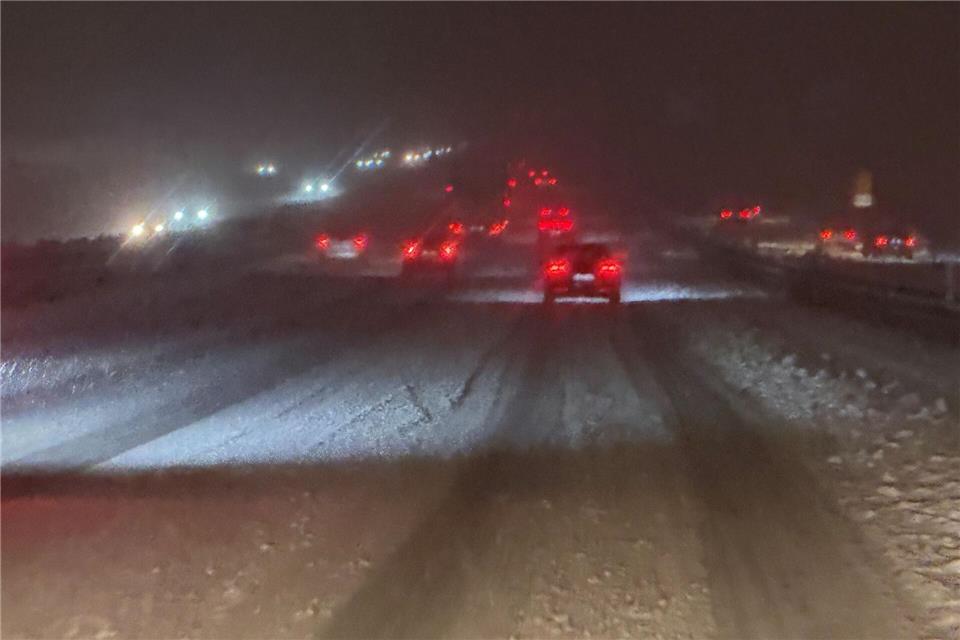 Schneefall bremst den Verkehr auf der A8 aus.Marijan Murat/dpa