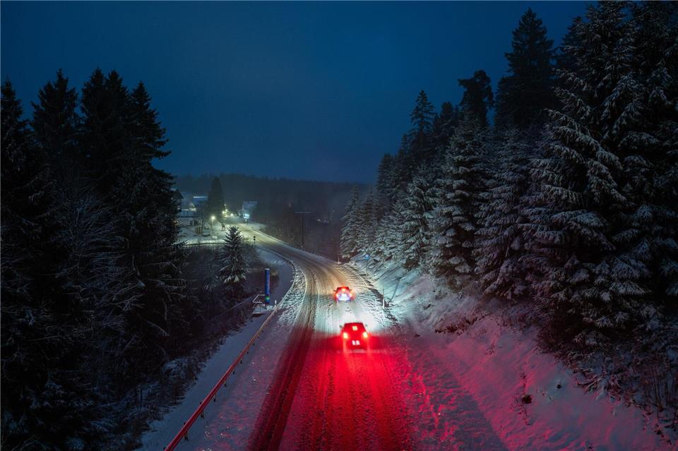 Schneefall im Schwarzwald: Autofahrer auf der B28 bei Freudenstadt.Silas Stein/dpa