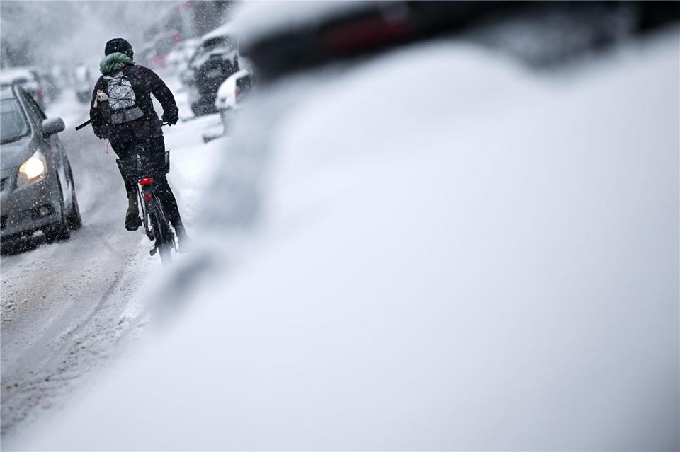 Schneefall sorgt für glatte Straßen, etwa hier in München.Sven Hoppe/dpa