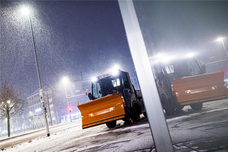 Schneefall und teils heftiger Wind prägen heute das Wetter in Niedersachsen. Moritz Frankenberg/dpa