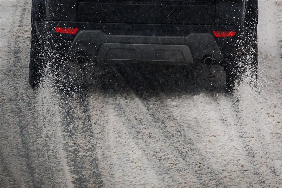 Schneeglätte brachte Autofahrer ins Schleudern. Daniel Karmann/dpa