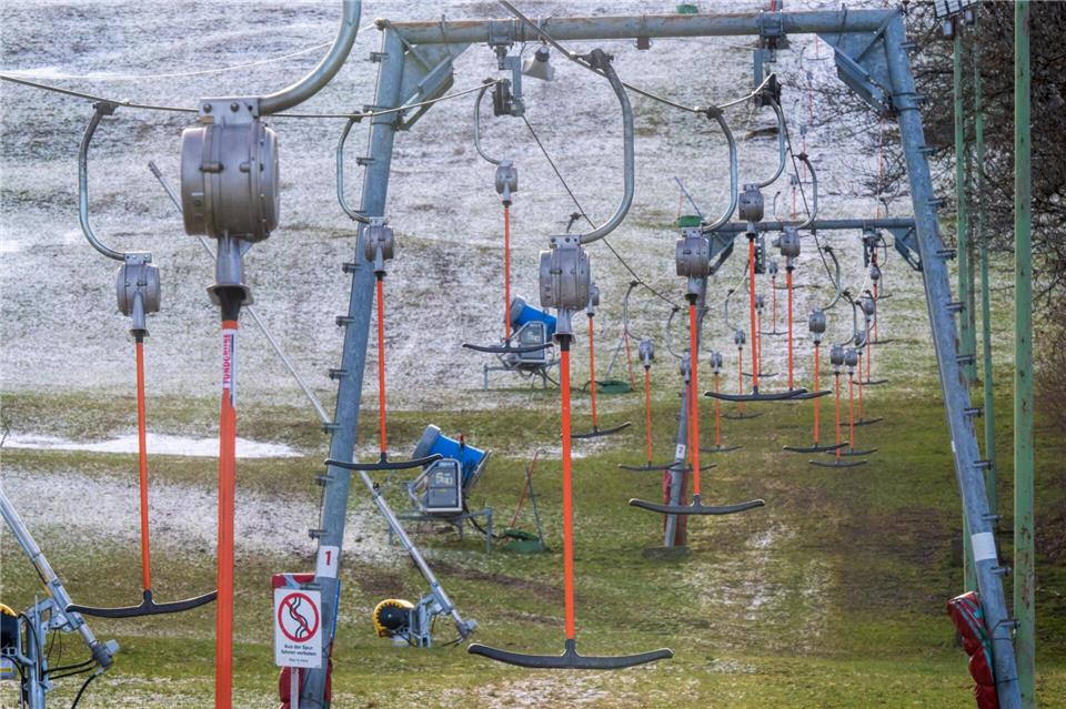 Schneekanonen und Lifte verändern die empfindliche Natur in den Alpen dauerhaft. Viele Skipisten sind daher aus Sicht von Natur- und Umweltschützern in Zeiten des Klimawandels nicht mehr zu verantworten. (Illustration)Peter Kneffel/dpa