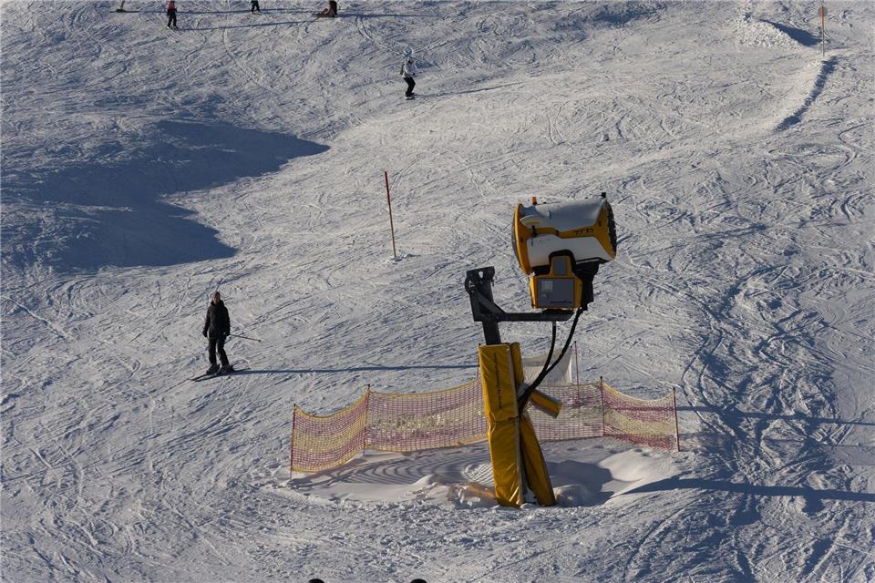 Schneekanonen werden für die Pistenbetreiber immer wichtiger.Philipp von Ditfurth/dpa