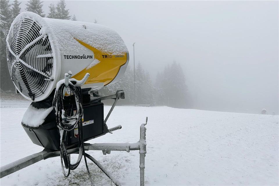 Skigebiete in Hessen rüsten für den Winterbetrieb auf  Schneekanonen wie hier in der Rhön sorgen für künstliche Beschneiung. (Archivbild)Florian Heitmann/Wiegand Erlebnisberge GmbH/dpa