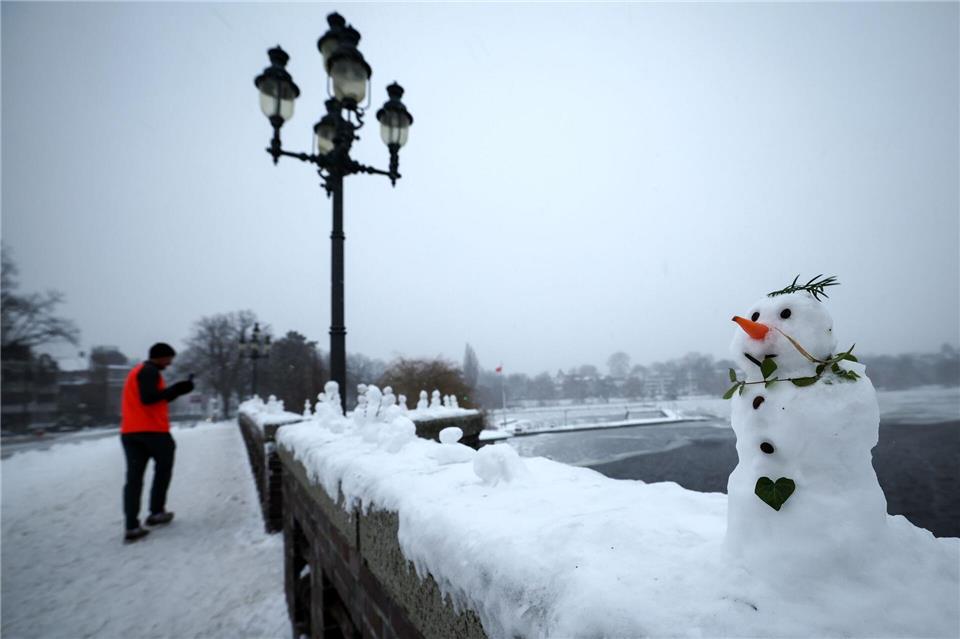 Schneemänner zieren die Krugkoppelbrücke an der Alster.Christian Charisius/dpa