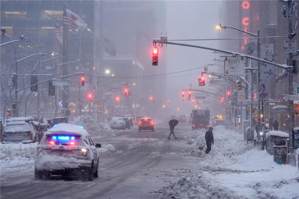 Schneemassen legten am Montag weite Teile New Yorks und der US-Ostküste lahm.Seth Wenig/AP/dpa