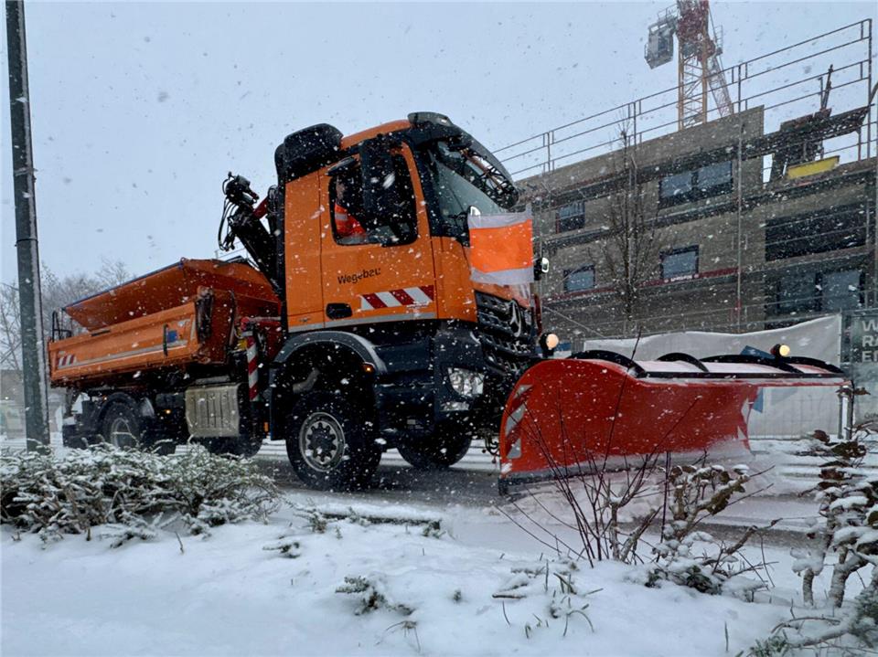 Schneepflug im Einsatz. 