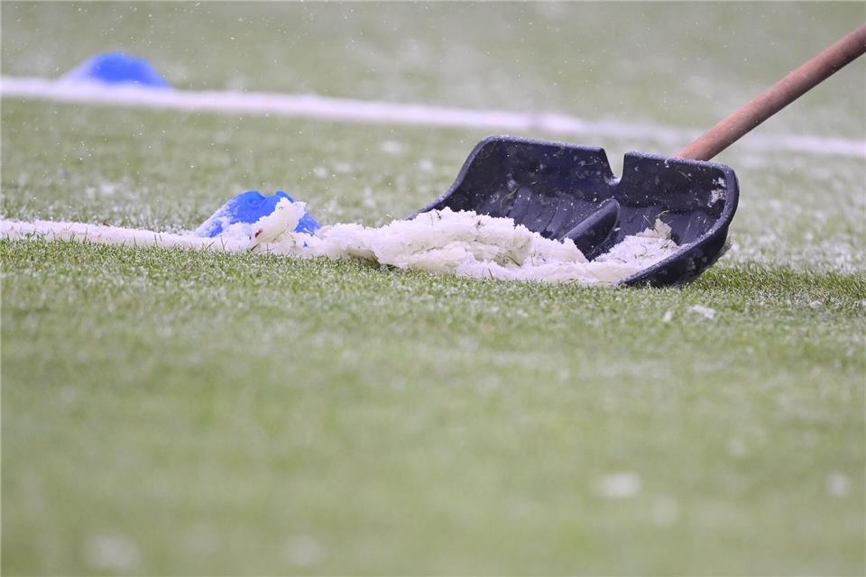 Schneeräum-Aktion auf dem Fußballfeld. (Archivbild)Harry Langer/dpa