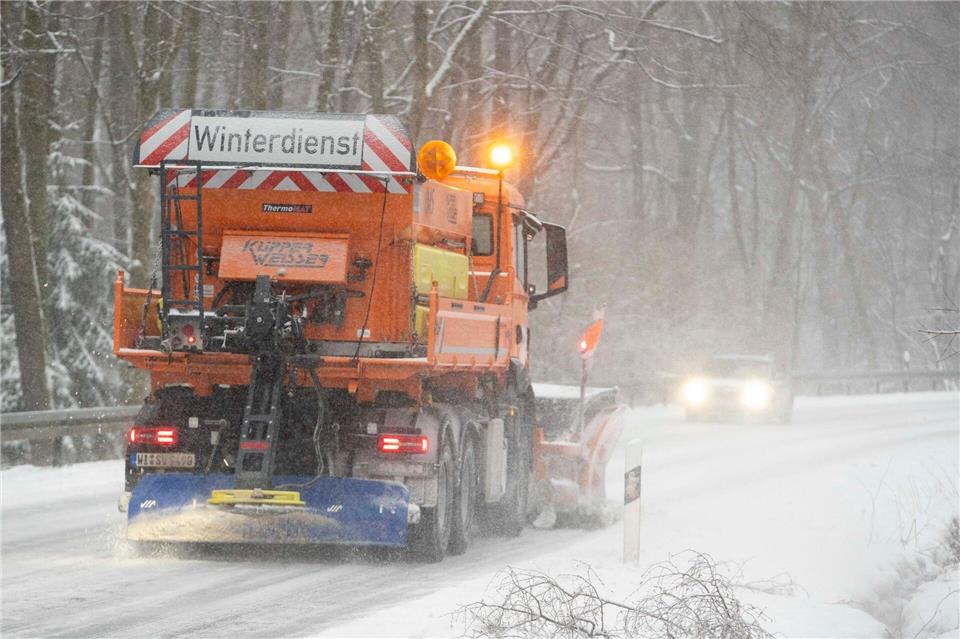 Schneeräumdienste haben viel Arbeit. (Archivfoto)Helmut Fricke/dpa