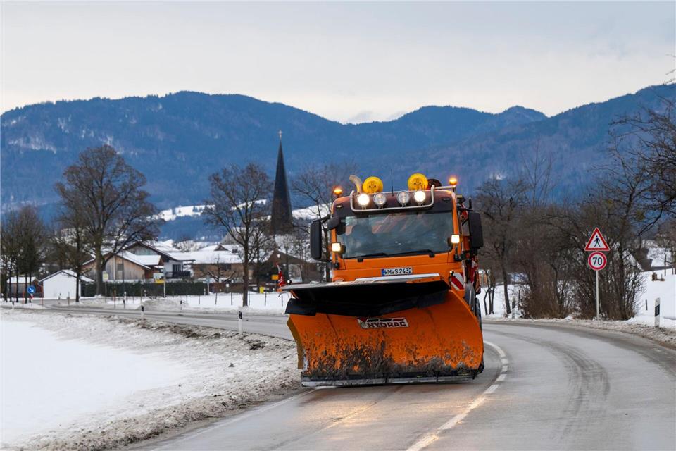 Schneeräumfahrzeuge räumten vielerorts die Straßen frei  Peter Kneffel/dpa