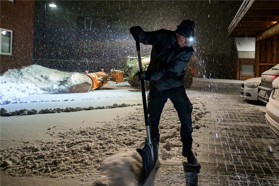 Schneeschaufeln an vielen Orten, hier in Ebstorf in Niedersachen.Philipp Schulze/dpa