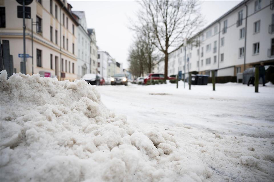 Schneeschaufeln und Streuen gehören derzeit zum Winter-Alltag. Philip Dulian/dpa