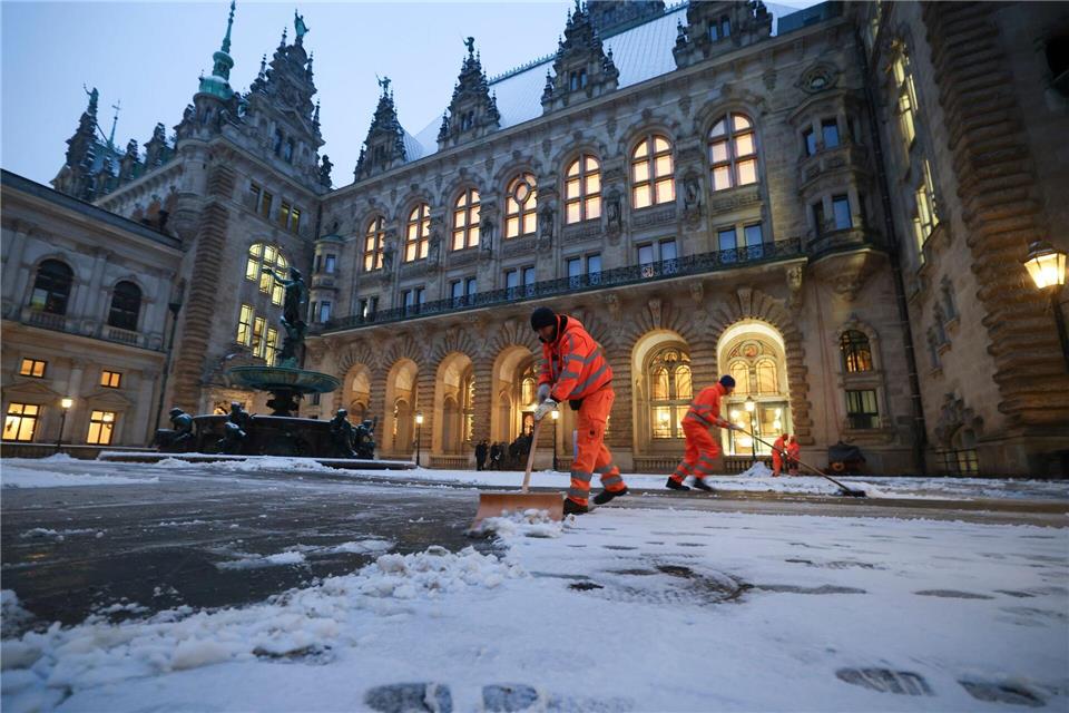 Schneeschippen auf dem Rathausmarkt. Auf Straßen und Gehwegen hatte die Stadtreinigung viel zu tun. (Archivfoto)Christian Charisius/dpa
