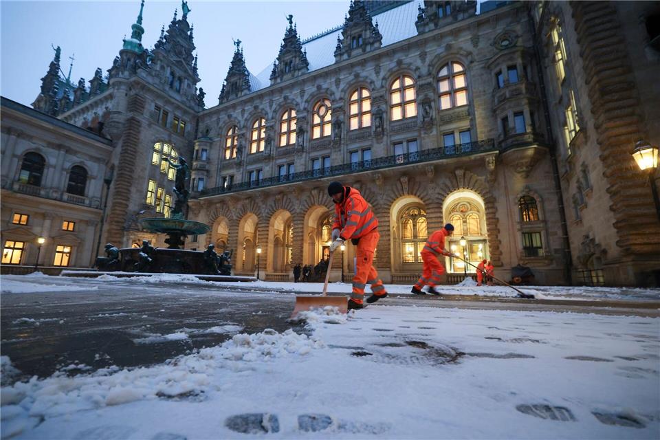 Schneeschippen ist am Dienstag vermutlich nicht nötig. Christian Charisius/dpa