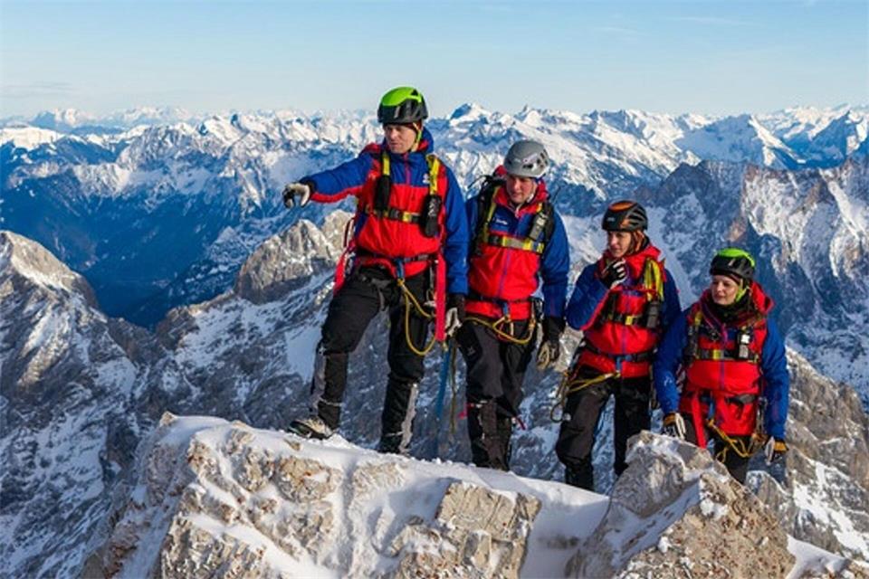 Schneesturm, Gletscherspalten, Felswände: Die ARD-Bergwacht-Doku zeigt packende Einsätze.BR/Timeline Production/Bayerischer Rundfunk/dpa