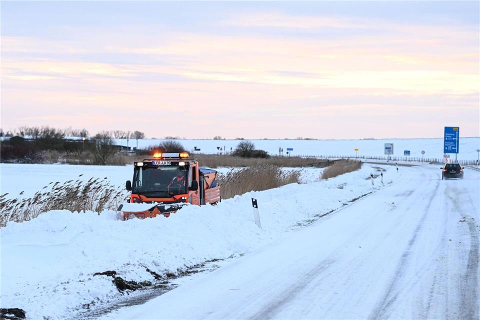 Schneeverwehungen haben in Wilhelmshaven und im Landkreis Friesland Straßen blockiert. Lars Penning/dpa