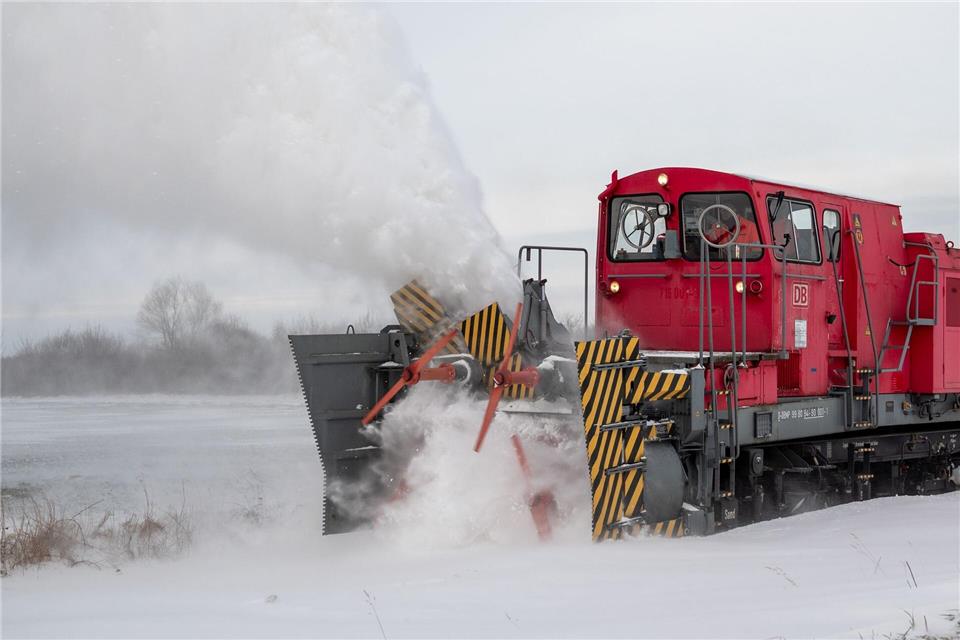 Schneeverwehungen waren ein großes Problem für den Bahnverkehr im Norden.Daniel Bockwoldt/dpa