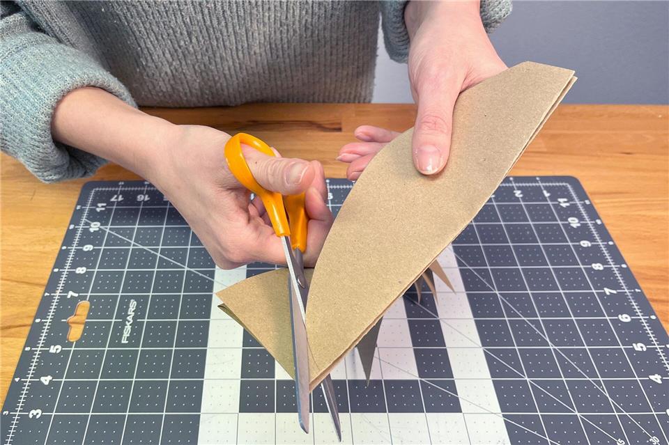Schneiden Sie die gezeichneten Formen vorsichtig aus.DIY Academy/dpa-tmn